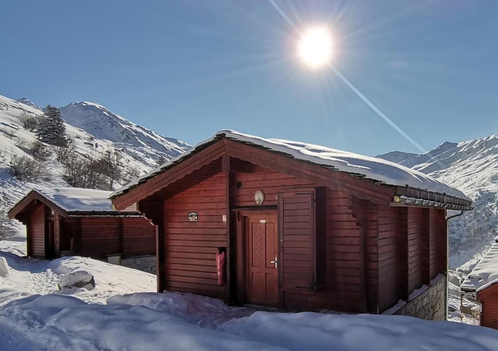 a small wooden cabin with snow on the roof at Chalet C4 Les Marmottes in Valmeinier