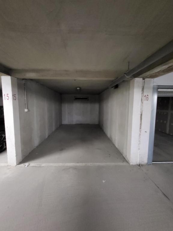 un garage vide avec deux portes ouvertes dans l'établissement Sarajevo Apartments, à Sarajevo