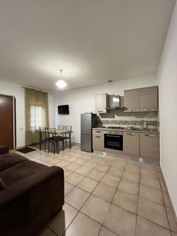 una cucina con divano e tavolo in una camera di appartamento valmontone a Valmontone
