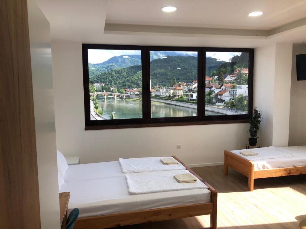 Nespecifikovaný výhled na hory nebo výhled na hory při pohledu z aparthotelu