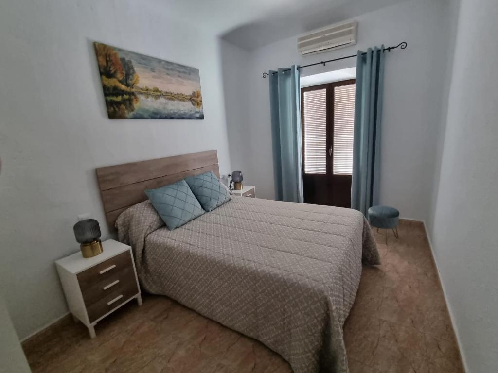 sypialnia z łóżkiem i oknem w obiekcie AT SAN PEDRO 1 w mieście Olivenza