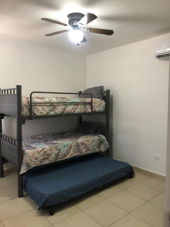 Habitación con 2 literas y ventilador de techo. en ymssjamg en Mazatlán