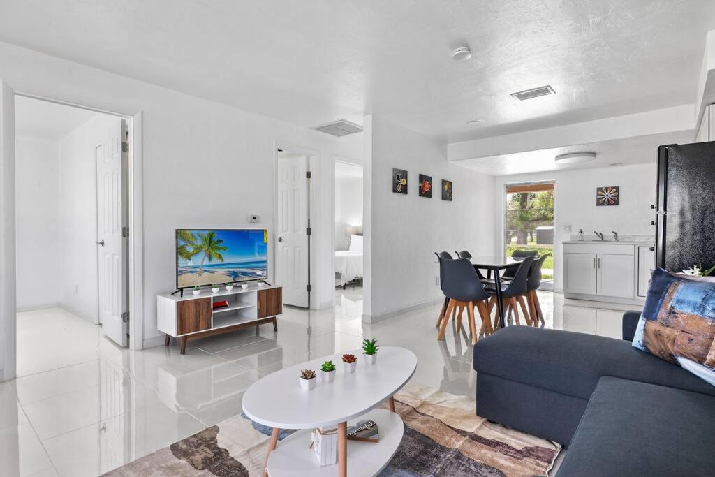 TV a/nebo společenská místnost v ubytování Best location in Cape Coral!