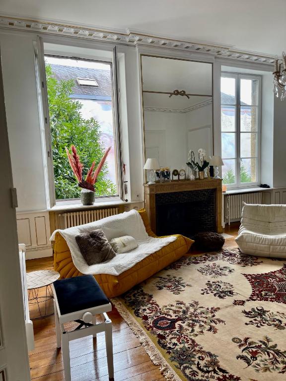 un salon avec un canapé et une cheminée dans l'établissement Beauregard home, à Dijon