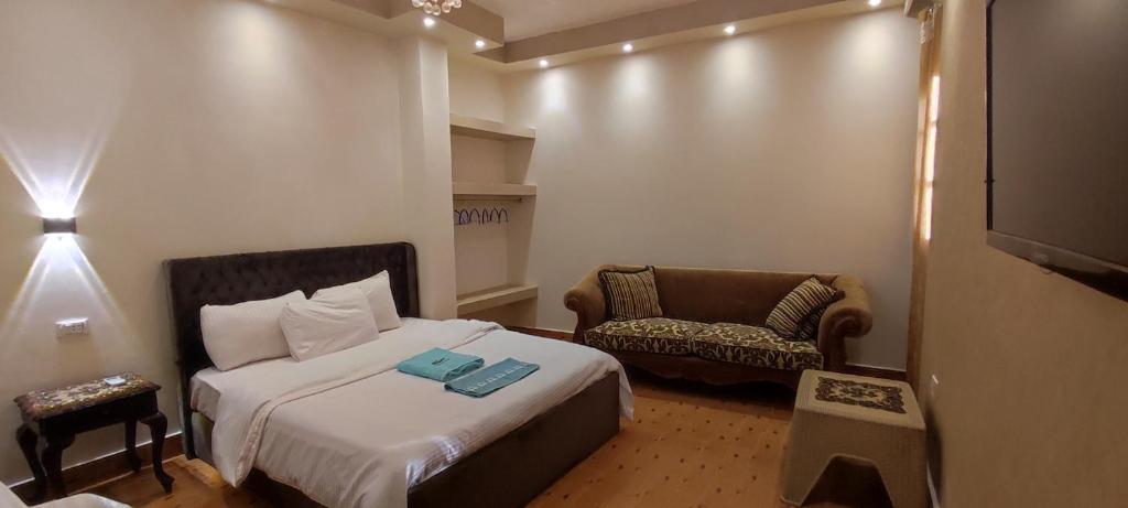 Una cama o camas en una habitación de Pyramids Kingdom