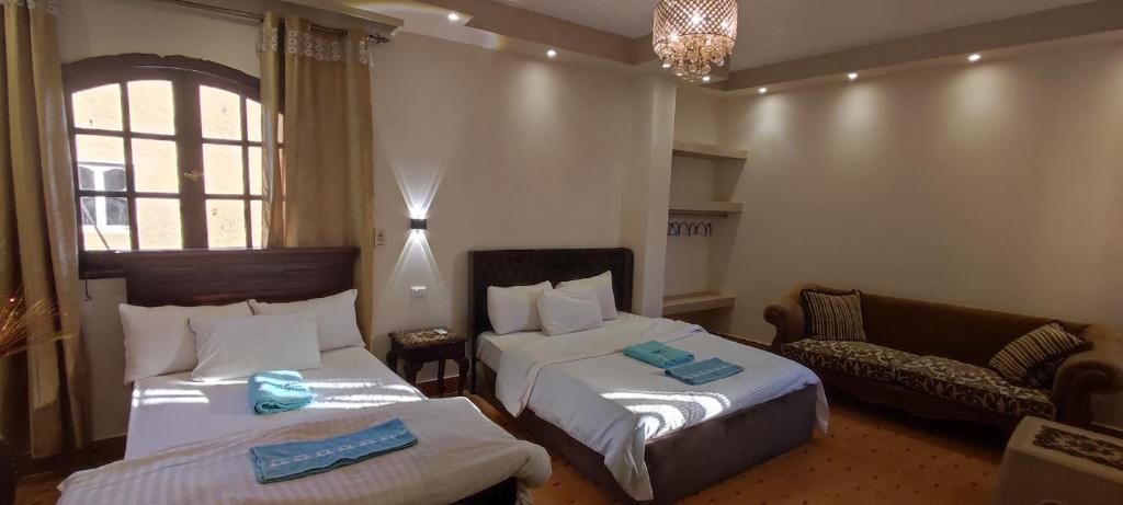 Una cama o camas en una habitación de Pyramids Kingdom