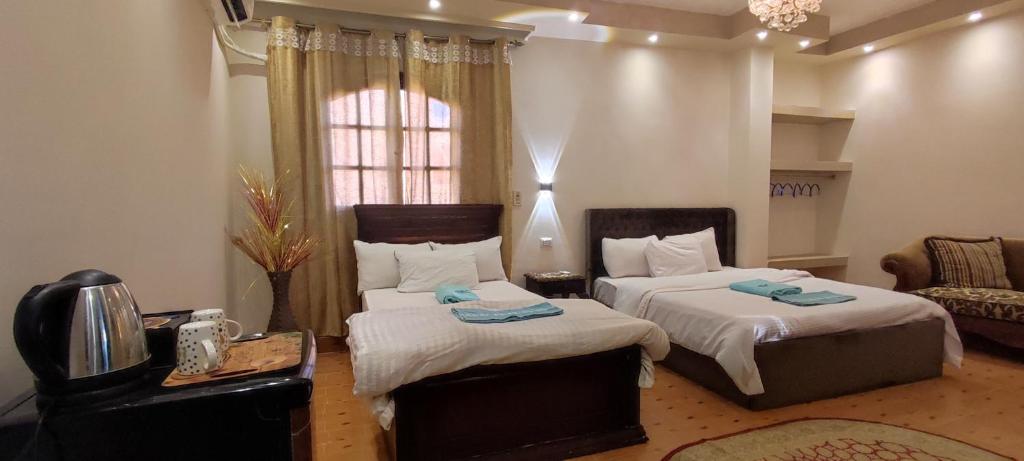 Una cama o camas en una habitación de Pyramids Kingdom