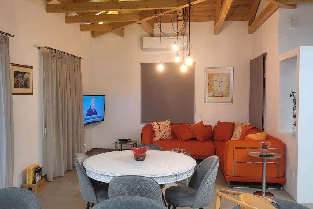 un soggiorno con divano e tavolo di Φιλόξενο σπίτι στο Βόλο a Volos