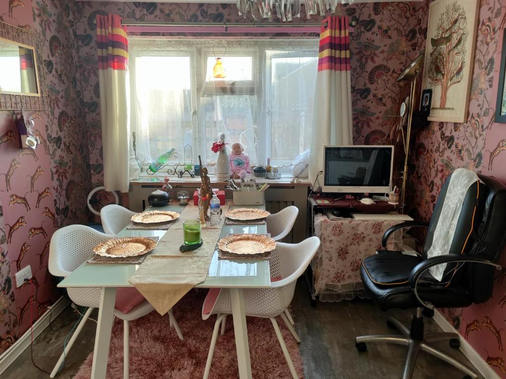 jadalnia ze stołem i krzesłami oraz oknem w obiekcie KEYHAVEN WALK w Manchesterze