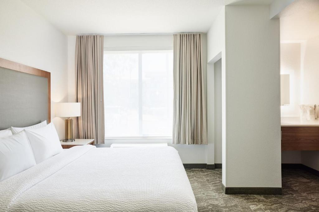 Postel nebo postele na pokoji v ubytování SpringHill Suites Phoenix Downtown