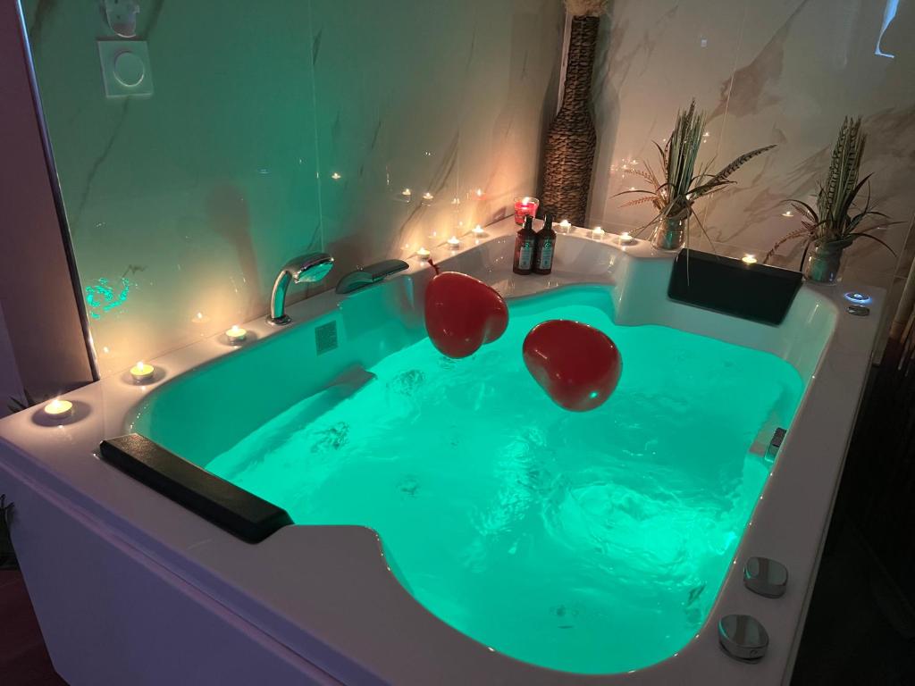 uma casa de banho com uma banheira com luzes em LE BALI SPA em Hardricourt