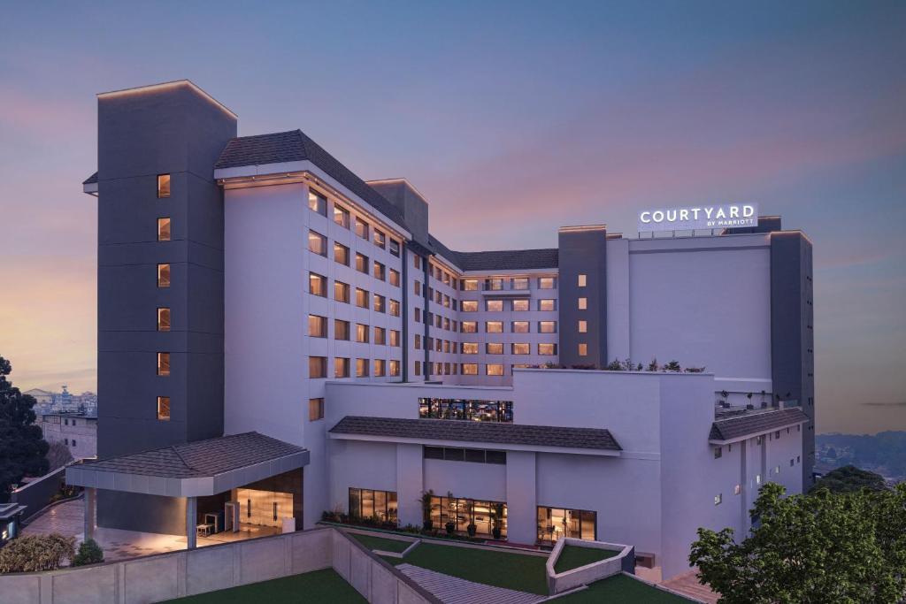 una rappresentazione di un hotel con un edificio di Courtyard by Marriott Shillong a Shillong