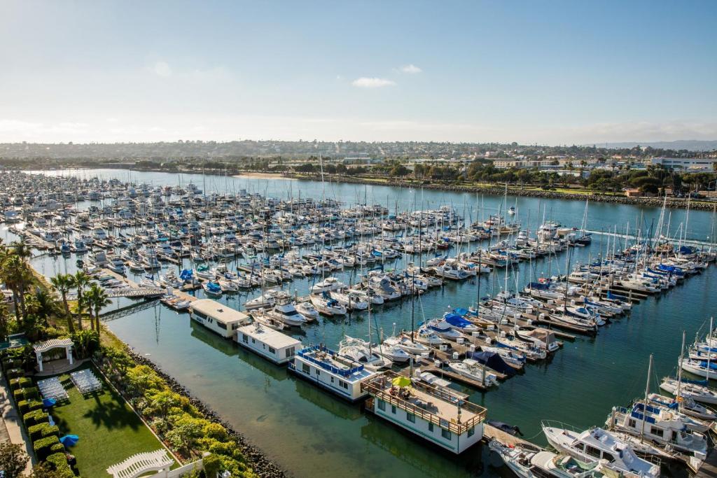 een luchtzicht op een jachthaven met aangemeerde boten bij Sheraton San Diego Hotel & Marina in San Diego