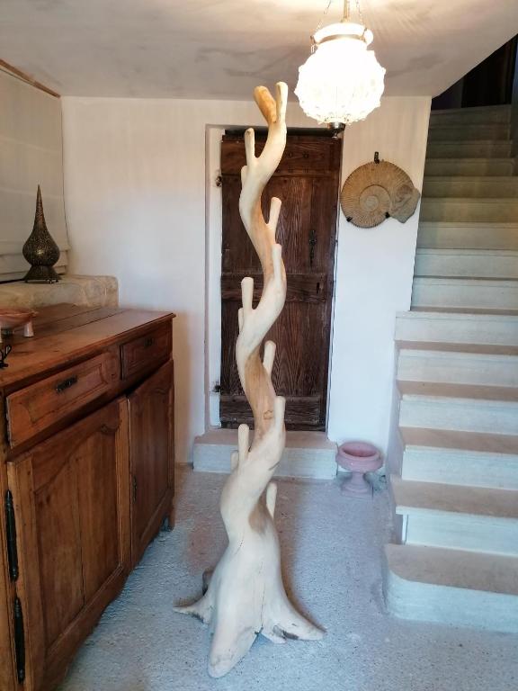 Une statue de deux personnes faisant des tours dans une pièce dans l'établissement Chambre d'hôte, à Crillon-le-Brave