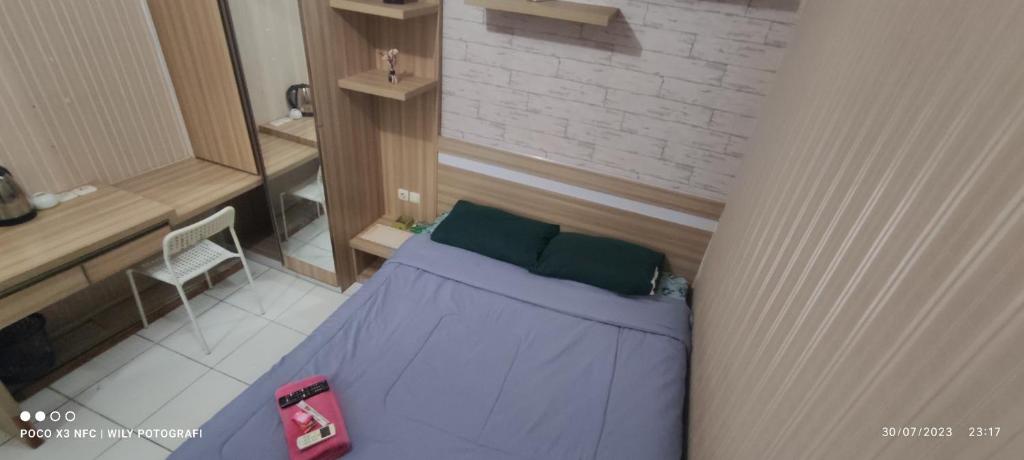 a room with a bed in a room with a bathroom at CITRA INN in Tangerang
