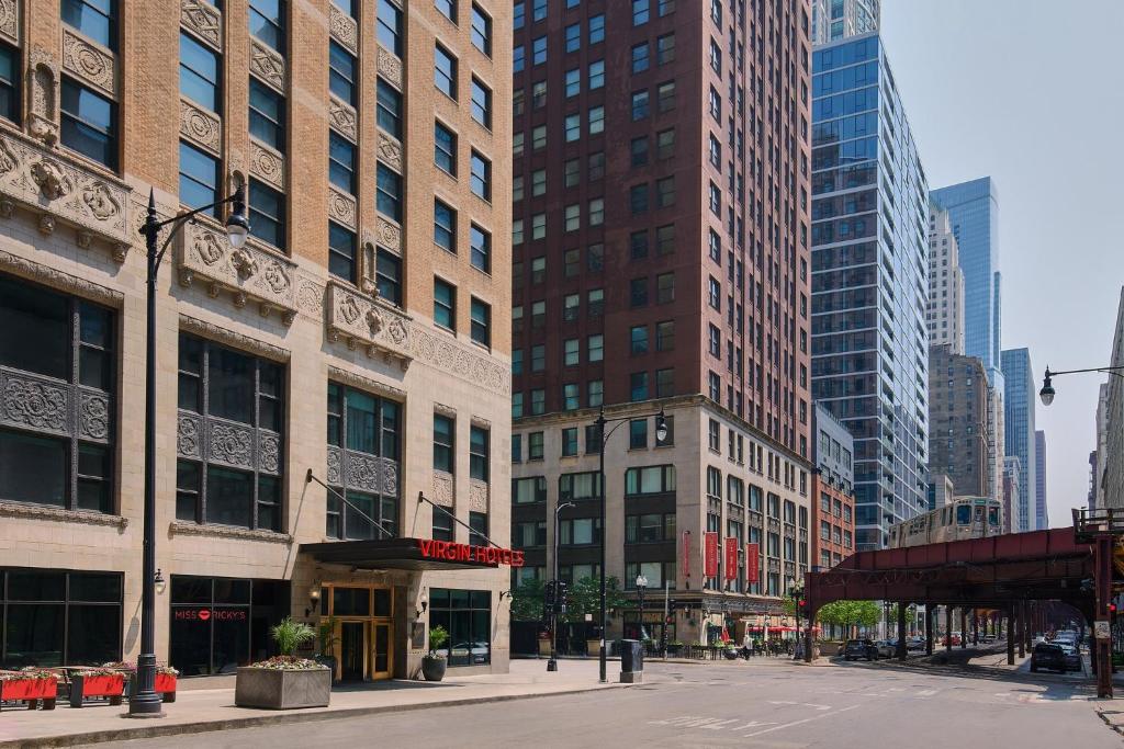 una calle en una ciudad con edificios altos en Virgin Hotels Chicago, en Chicago