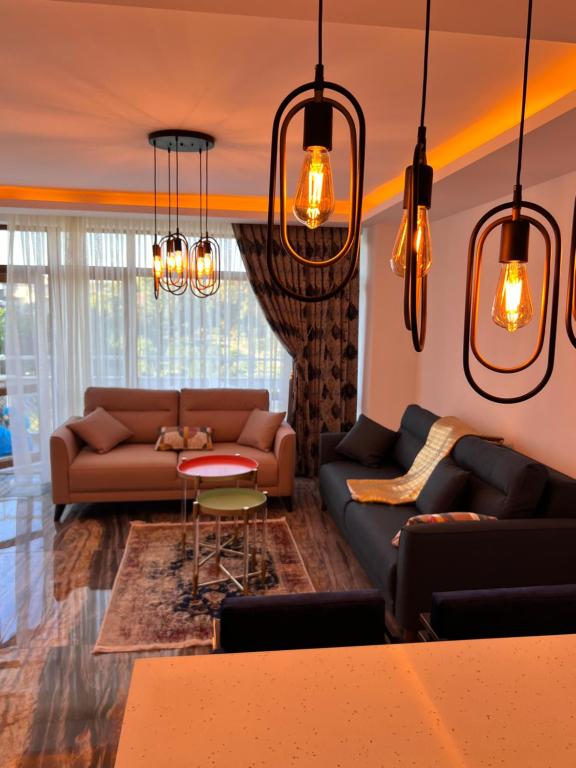 - un salon avec un canapé et une table dans l'établissement Sea town utku, à Antalya
