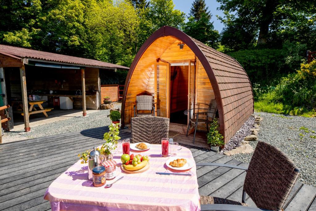 einen Tisch mit Essen vor einem Zelt in der Unterkunft Ty Grug Pods in Bryngwyn