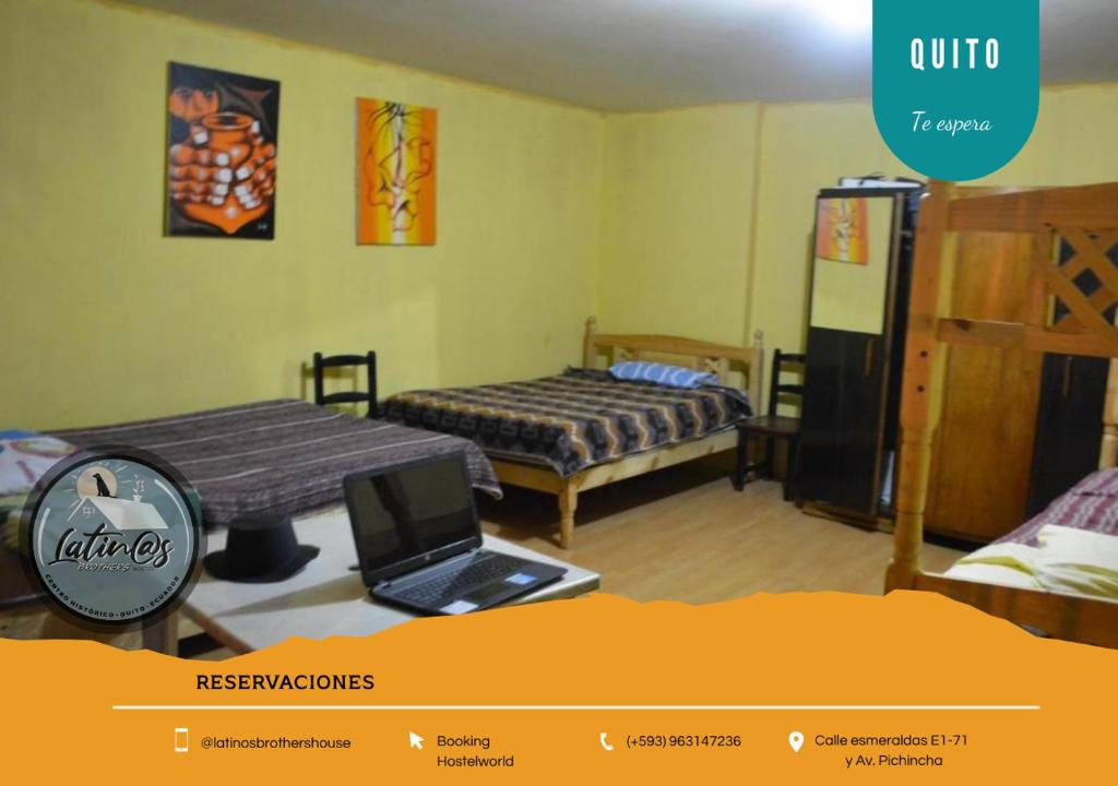 een kamer met 2 bedden en een laptop. bij Latinos Brothers Rooftop in Quito