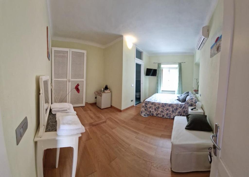 um quarto grande com uma cama e um sofá em Casa Stella em Pietrasanta