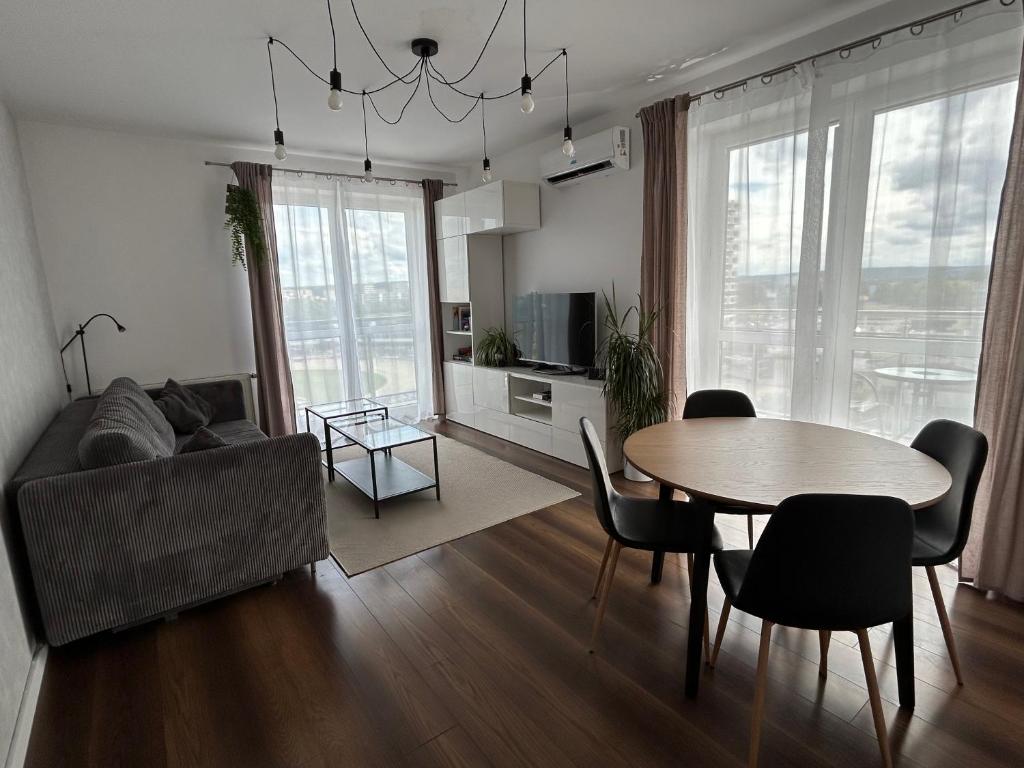 Televízia a/alebo spoločenská miestnosť v ubytovaní 5th Floor Apartment