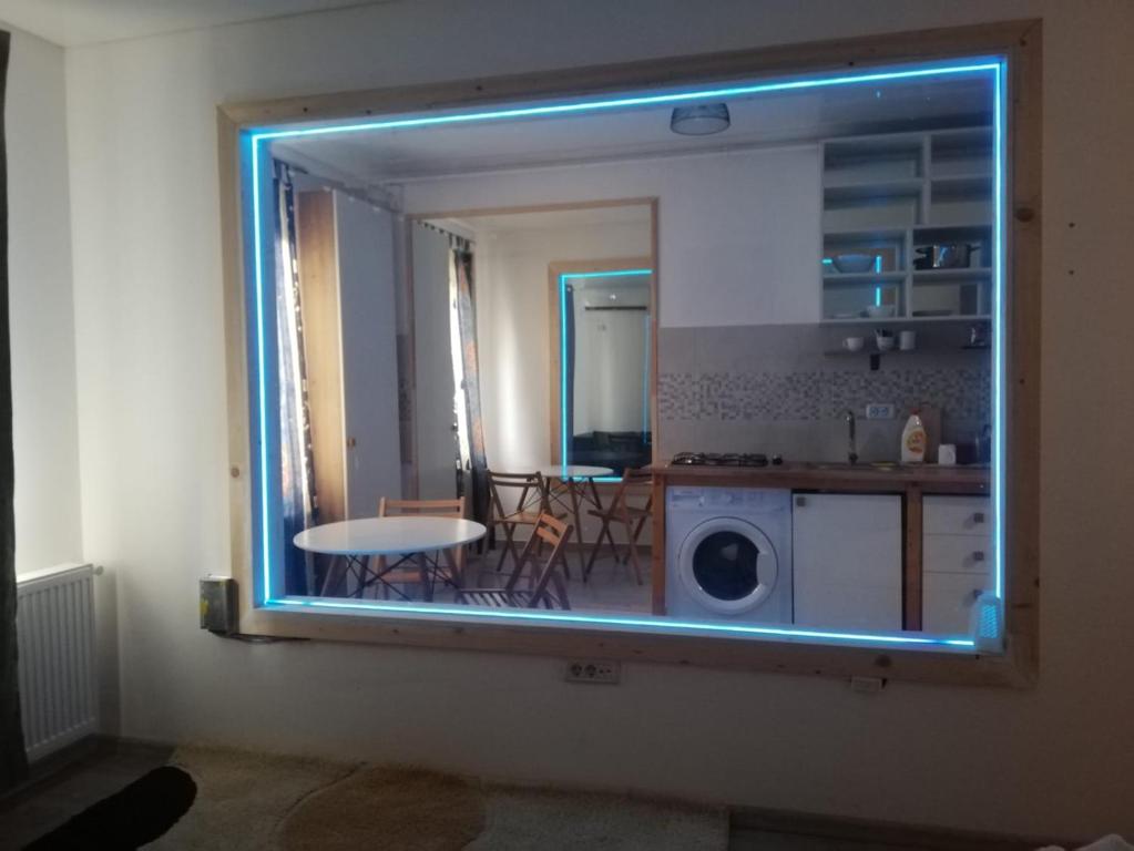 een groot raam in een keuken met blauw licht bij Jamie's Guest House in Roşu