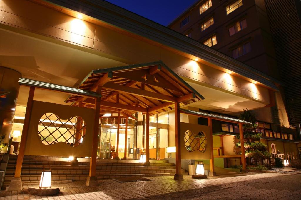 um edifício com uma arte do coração ao lado dele em Jozankei Daiichi Hotel Suizantei em Jozankei