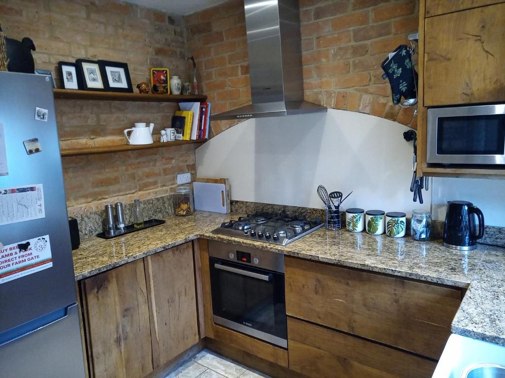 Een keuken of kitchenette bij Characterful stone cottage in Uffington