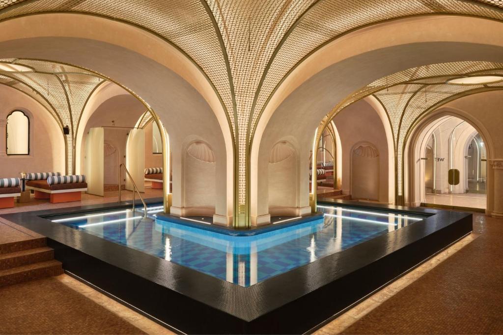 W Budapest - Resim 8