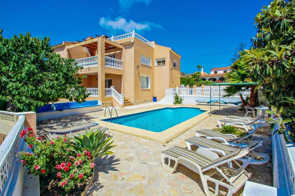 卡爾佩的住宿－Marlene - private pool villa with sea views from the rooftop in Calpe，别墅 - 带游泳池和躺椅