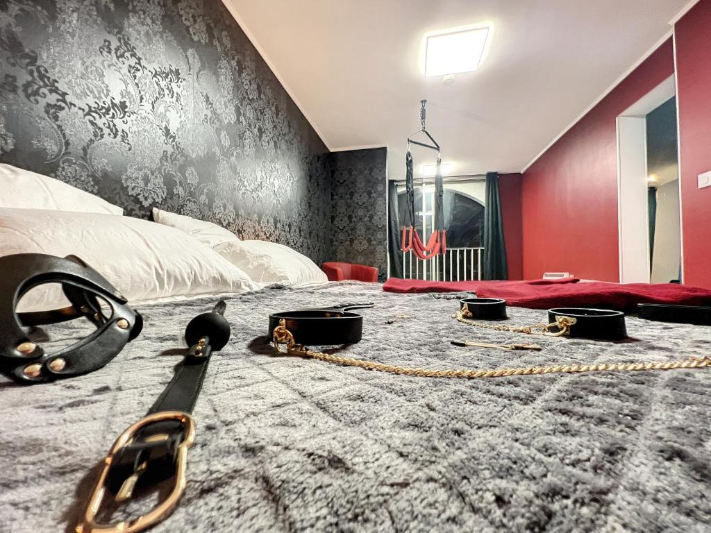 - une chambre avec un lit et un chat assis sur un tapis dans l'établissement Eros, au Cap d'Agde