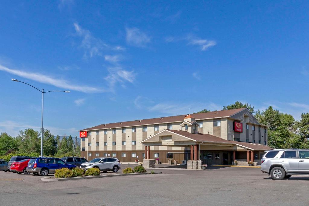 ein großes Gebäude mit Autos auf einem Parkplatz in der Unterkunft Econo Lodge in Missoula