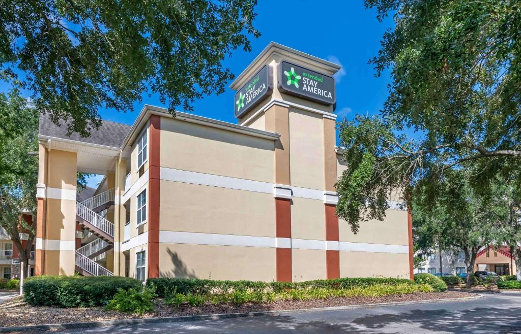 un edificio con un cartel encima en Extended Stay America Suites - Gainesville - I-75, en Gainesville