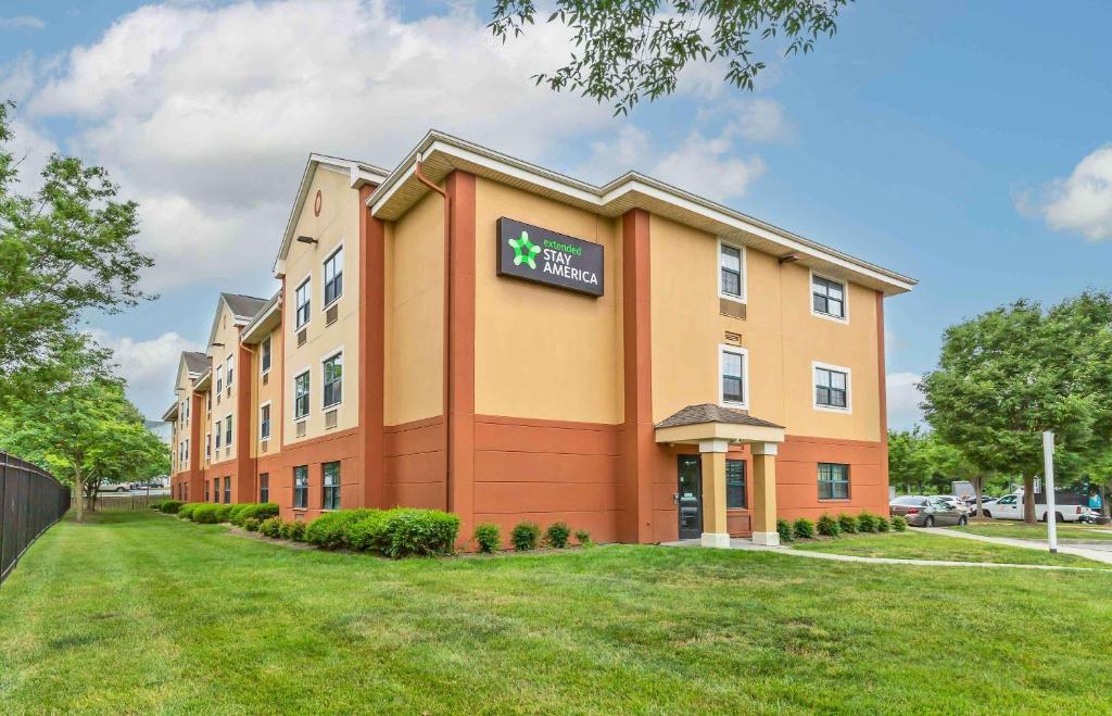 a building with a sign on the side of it at Extended Stay America Suites - Baltimore - BWI Airport - Aero Dr in Linthicum Heights