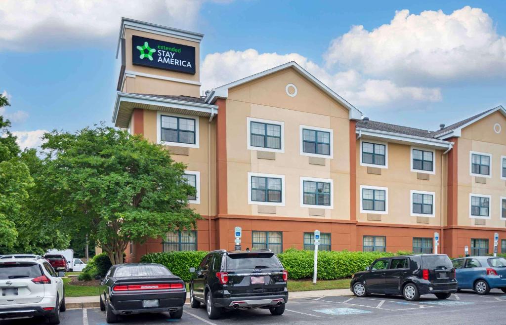 a hotel with cars parked in a parking lot at Extended Stay America Suites - Columbia - Columbia Parkway in Columbia