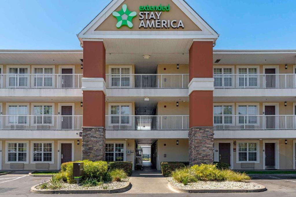 un bâtiment d'hôtel avec un panneau indiquant « stay america » dans l'établissement Extended Stay America Suites - Santa Rosa - South, à Santa Rosa