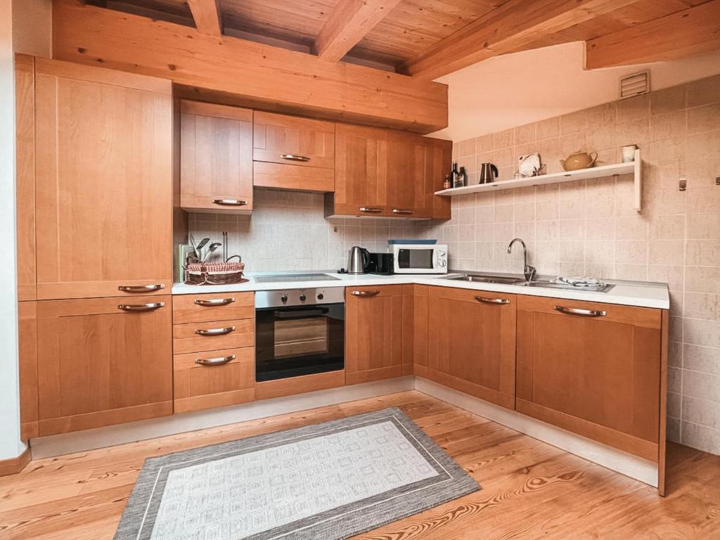 A kitchen or kitchenette at LUNA - Relaxation Room, Sauna & Car Park by AlpenLuxus Appartements