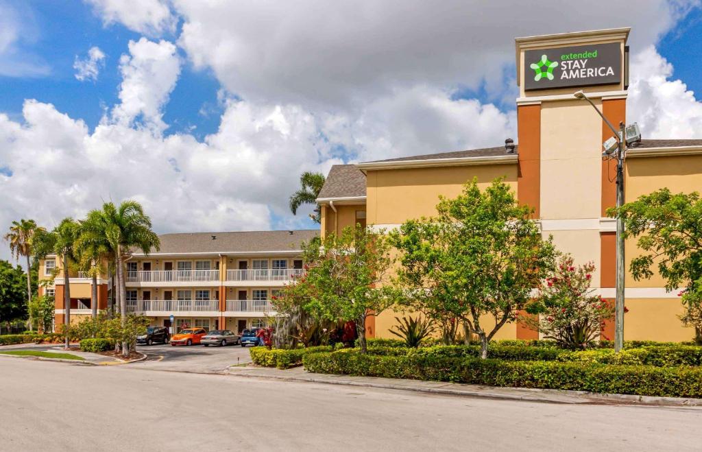 un hotel con un cartel en el lateral de un edificio en Extended Stay America Suites - Fort Lauderdale - Cypress Creek - Andrews Ave, en Fort Lauderdale