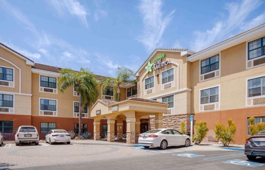 un hotel con coches estacionados en un estacionamiento en Extended Stay America Suites - Los Angeles - Arcadia en Arcadia