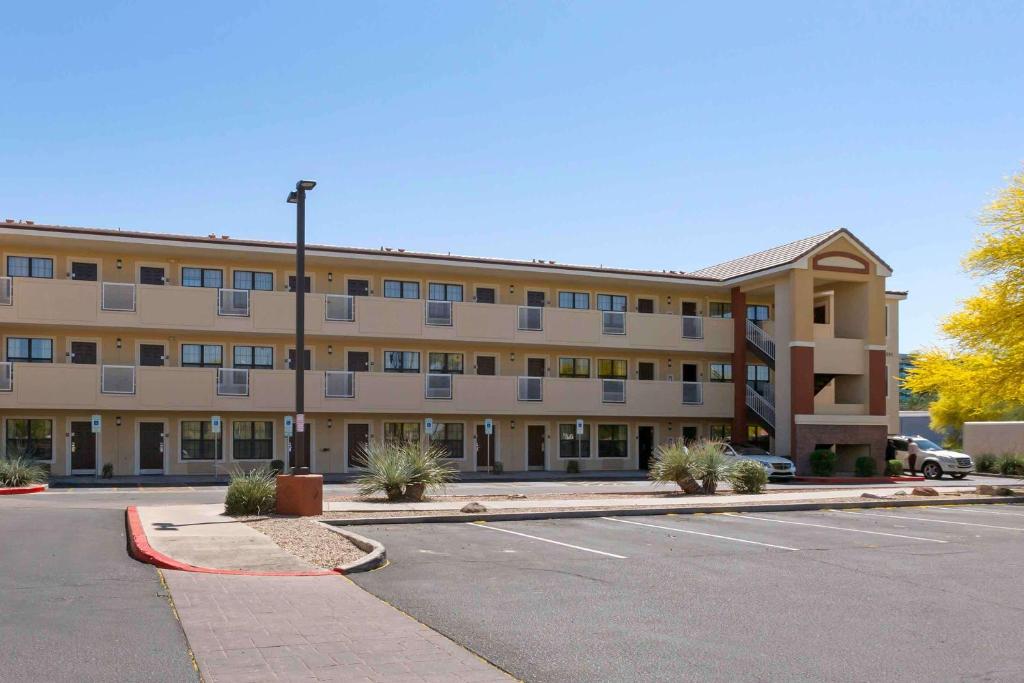 un parking vide devant un bâtiment dans l'établissement Extended Stay America Suites - Phoenix - Scottsdale - North, à Scottsdale