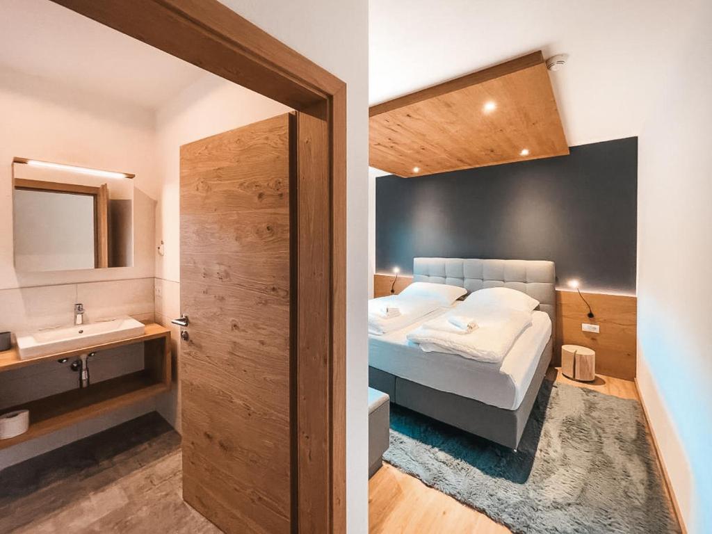 Posteľ alebo postele v izbe v ubytovaní RUHESTUBE - Balcony und Car Park by AlpenLuxus Appartements