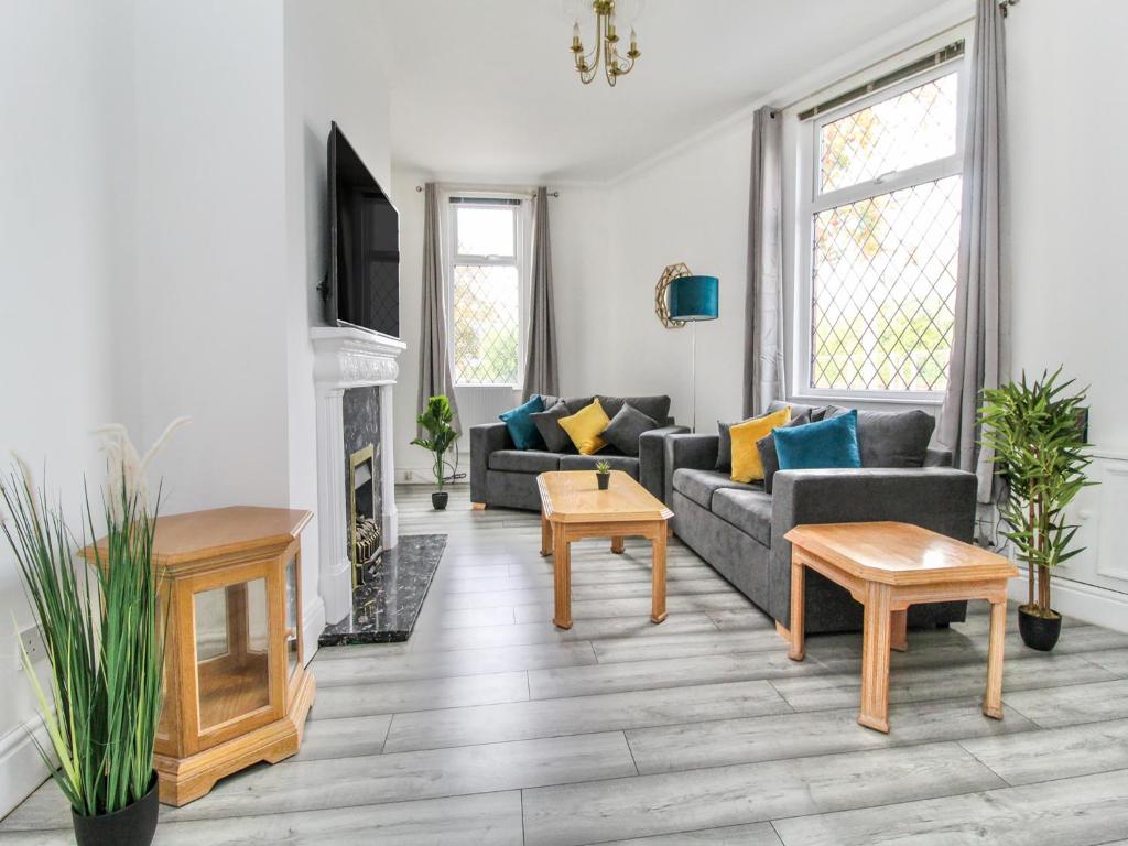 sala de estar con sofá y chimenea en 2 Bed House by AV Stays Short Lets Merseyside en Saint Helens