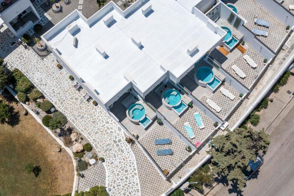 Bazén v ubytování CASA MIKELE by Sarikas - SEA SIDE SUITES and STUDIOS -adults only nebo v jeho okolí