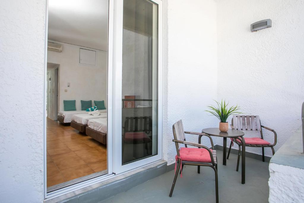 CASA MIKELE by Sarikas - SEA SIDE SUITES and STUDIOS -adults only - 4