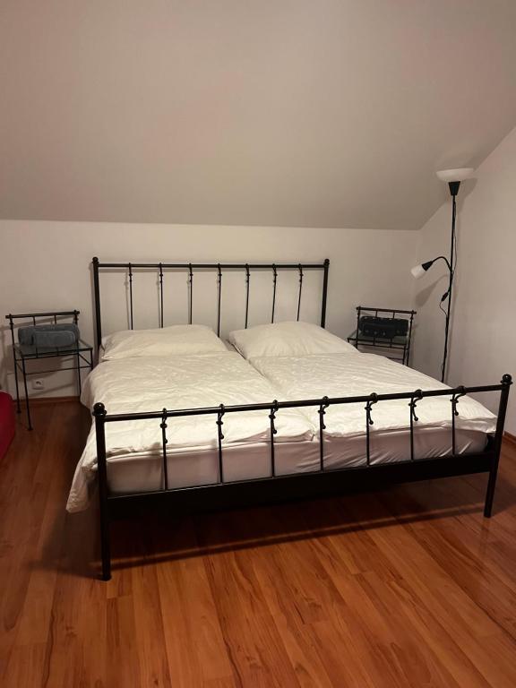 Un pat sau paturi într-o cameră la Apartmán s Whirlpoolem a klimatizací Brno