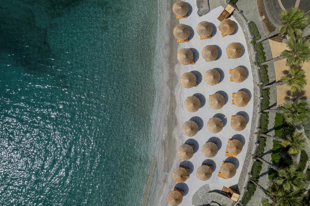 een uitzicht over het strand en de oceaan bij Caresse, a Luxury Collection Resort & Spa, Bodrum in Bitez
