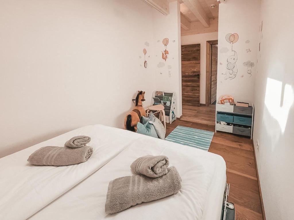 A bed or beds in a room at CLOUD 9 - Private Roof Terrace with Whirlpool by AlpenLuxus Appartements