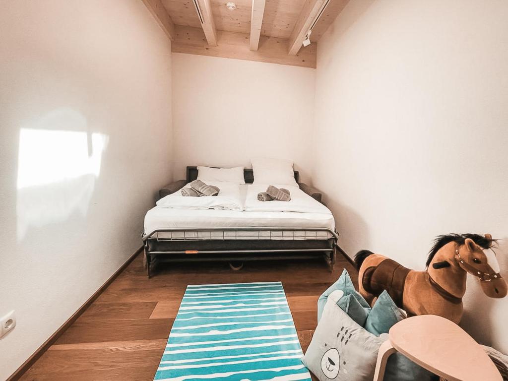 A bed or beds in a room at CLOUD 9 - Private Roof Terrace with Whirlpool by AlpenLuxus Appartements