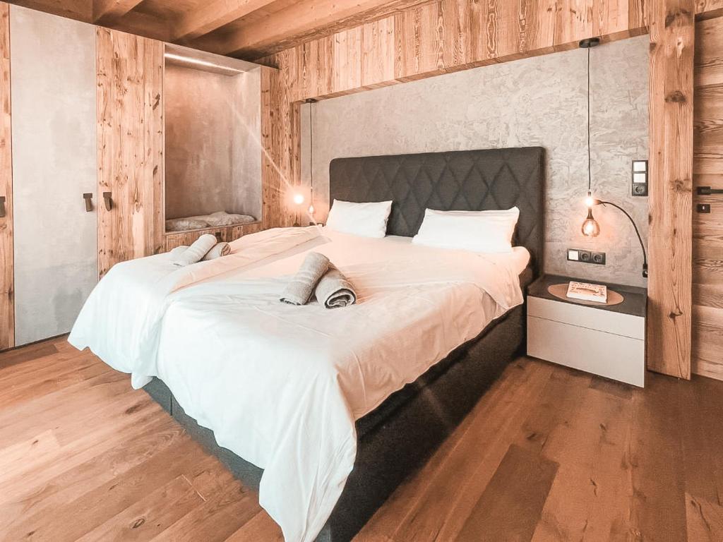 A bed or beds in a room at CLOUD 9 - Private Roof Terrace with Whirlpool by AlpenLuxus Appartements