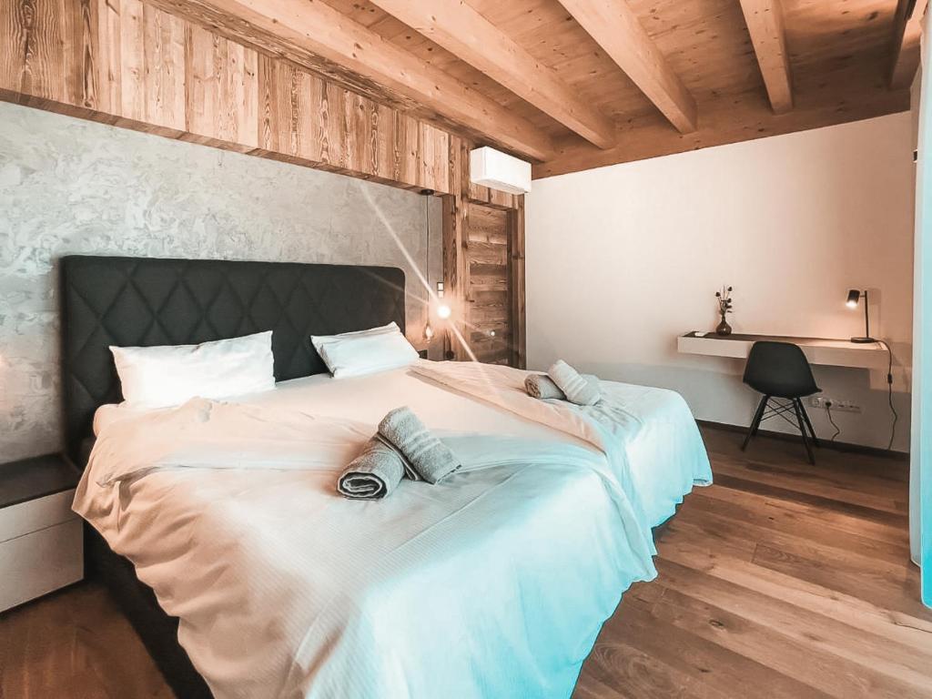 A bed or beds in a room at CLOUD 9 - Private Roof Terrace with Whirlpool by AlpenLuxus Appartements